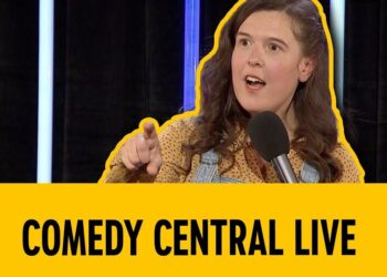 Comediante en escenario con micrófono y logo de Comedy Central en amarillo; Descubre el hilarante nuevo proyecto de Channel 4 que reúne a las estrellas de Vera y Adolescencia, ¡no te lo querrás perder!