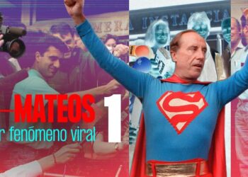 Hombre vestido de Superman ante micrófonos y cámaras junto al texto editorial que dice Cuántos hijos tiene Ruiz Mateos: la sorprendente cifra revelada