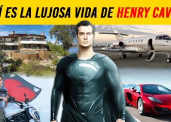 Mansión con piscina, jet privado, coche deportivo rojo y motocicleta junto a una figura de superhéroe que evoca una vida de lujo.