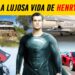 Mansión con piscina, jet privado, coche deportivo rojo y motocicleta junto a una figura de superhéroe que evoca una vida de lujo.