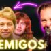Collage de cantantes de rock con la palabra ENEMIGOS en amarillo y flecha neón s5KUSlNe7ss.