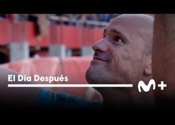 Hombre calvo sonriente en primer plano en un estadio con la franja 'El Día Después' y logo de Movistar+: ¿Cuánto cobra Mateu Lahoz? Descubre su sorprendente salario