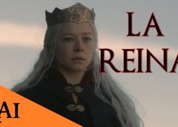 Los hijos de Rhaenyra Targaryen: legado y destino en la saga, retrato solemne de la reina con corona y cabello plateado frente a un cielo crepuscular.