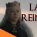 Los hijos de Rhaenyra Targaryen: legado y destino en la saga, retrato solemne de la reina con corona y cabello plateado frente a un cielo crepuscular.