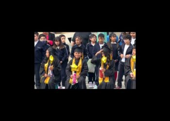 Niños con birretes y togas en una ceremonia escolar sosteniendo globos en forma de estrella; La desgarradora súplica del estrella de Clarkson’s Farm tras su salida que te hará reflexionar