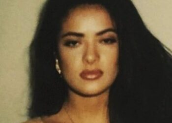 Retrato de mujer de cabello oscuro y mirada serena, ideal para contenido sobre Cuántos hijos tiene Salma Hayek: descubre su familia y secretos.