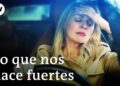 La impactante revelación de una estrella de Love is Blind UK sobre su experiencia post-show que te dejará sin palabras, mostrada por una mujer rubia visiblemente agotada con la mano en la frente dentro de un coche.