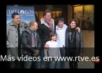 Grupo familiar posando frente a la entrada de un cine, Hijos de Sancho Gracia: legado familiar y su impacto en el cine