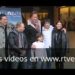 Grupo familiar posando frente a la entrada de un cine, Hijos de Sancho Gracia: legado familiar y su impacto en el cine