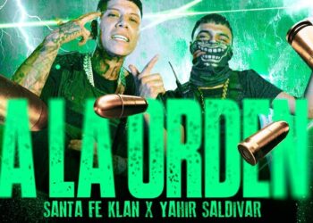 De dónde es Klan: Descubre los orígenes de Santa Fe Klan en una portada verde 'A LA ORDEN' con dos figuras, cadenas, paliacate y casquillos de bala.