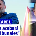 Imagen editorial de un mitin y estudio televisivo con titulares periodísticos sobre política y análisis de patrimonio