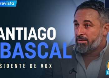 Hombre en primer plano durante una entrevista televisiva con texto grande en pantalla sobre su salario y apariencia cuidada.