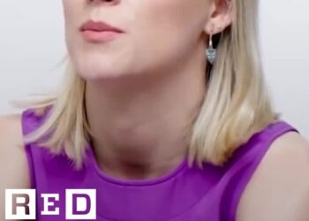 El deslumbrante brillo de embarazo de una mujer no identificada en un top violeta con pendientes colgantes y cuello al descubierto