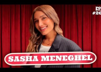 Sonrisa y mirada directa de sasha meneghel frente a cortinas rojas