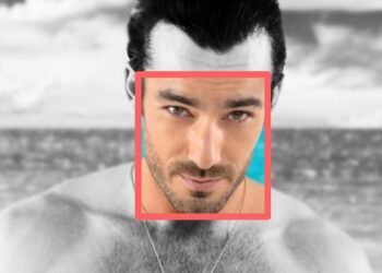 Hombre de torso descubierto con rostro enmarcado en cuadro rosa sobre fondo de playa en blanco y negro; Las parejas de Kate del Castillo: amor, desamor y secretos revelados