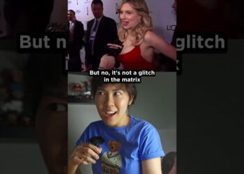 Mujer en vestido rojo siendo entrevistada en la alfombra roja y persona con camiseta azul sorprendida sosteniendo un micrófono en un video dividido