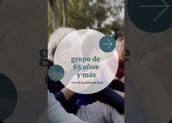 Personas mayores reunidas con un diseño circular informativo en primer plano que pregunta ¿Cuánto dinero tiene TheGrefg? Descubre su fortuna y secretos