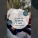 Personas mayores reunidas con un diseño circular informativo en primer plano que pregunta ¿Cuánto dinero tiene TheGrefg? Descubre su fortuna y secretos