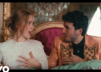 Dos personas sorprendidas en una cama con decoración barroca y vestuario glamoroso; ¿De dónde es Sebastián Yatra? Descubre sus raíces colombianas