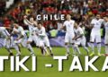 Sueldo de Ricardo Gareca: descubre cuánto gana el 'Tigre' hoy 15 Jugadores de la selección de Chile celebrando en la cancha con el texto TIKI - TAKA en primer plano y Sueldo de Ricardo Gareca: descubre cuánto gana el ‘Tigre’ hoy.