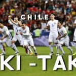 Jugadores de la selección de Chile celebrando en la cancha con el texto TIKI - TAKA en primer plano y Sueldo de Ricardo Gareca: descubre cuánto gana el ‘Tigre’ hoy.