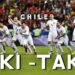 Sueldo de Ricardo Gareca: descubre cuánto gana el 'Tigre' hoy 16 Jugadores de la selección de Chile celebrando en la cancha con el texto TIKI - TAKA en primer plano y Sueldo de Ricardo Gareca: descubre cuánto gana el ‘Tigre’ hoy.