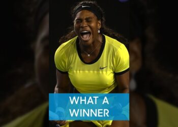 Jugadora de tenis celebra con intensidad en la cancha vistiendo camiseta amarilla y diadema negra
