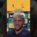 Entrevista en primer plano a un futbolista del Barça sonriente con fondo de patrocinadores