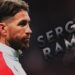 Perfil lateral de futbolista con texto sergio ramos 2 y efecto tipográfico