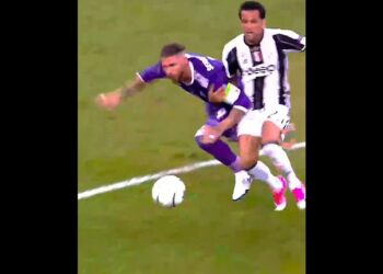 La familia de Sergio Ramos: secretos y curiosidades reveladas — dos futbolistas forcejean por el balón en un tenso choque sobre el césped