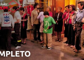 Descubre a las It-Girls nominadas al Emmy 2025 que están arrasando en la industria del entretenimiento en una escena urbana con paramédicos cargando a un paciente en camilla mientras un grupo de vecinos observa con preocupación.