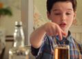 Niño señalando un vaso en una mesa doméstica, La familia de Sheldon Cooper: secretos y curiosidades reveladas