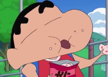 Shin Chan comiendo una merienda en un parque al aire libre, Dónde vive Shin Chan: descubre la ciudad de Kasukabe y su encanto.