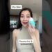 Mujer sosteniendo un dispositivo facial azul y blanco para piel seca con rótulos 'Dry Skin' y 'Coconut Ice hydrates skin'.
