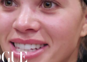 Primer plano de rostro femenino sonriente con piel natural y labios suaves, imagen editorial que invita a conocer una marca de ropa deportiva y su increíble oferta de Black Friday – ¡8 productos que no querrás perderte!