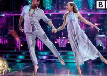 Pareja de bailarines descalzos en pleno salto sobre el escenario iluminado de Strictly Come Dancing; Revelan el impactante inicio de las pruebas de la estrella de Strictly: ¡Ya tiene ampollas y no podrás creerlo!