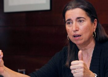 Mujer profesional gesticulando mientras habla en una reunión, Sueldo de anestesista: descubre cuánto ganan los expertos en anestesia.