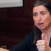 Mujer profesional gesticulando mientras habla en una reunión, Sueldo de anestesista: descubre cuánto ganan los expertos en anestesia.