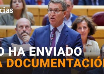 Político en el hemiciclo durante un debate con el texto 'NO HA ENVIADO LA DOCUMENTACIÓN' visible