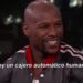 Hombre afrodescendiente sonriente en una entrevista televisiva con subtítulo 'Soy un cajero automático humano', Sueldo de Conor McGregor: Descubre cuánto gana el campeón.