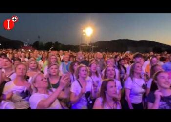 Multitud de personas disfrutando de un concierto al aire libre al atardecer tBjHgy9aY3g