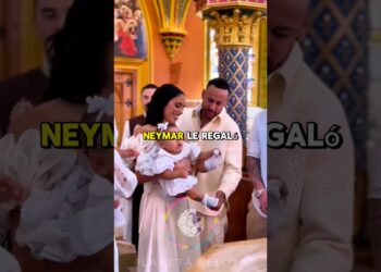 La lujosa casa de Neymar: descubre sus impresionantes secretos en una celebración familiar frente a columnas ornamentadas y detalles dorados.