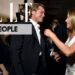 ¿Quién es el esposo de Jennifer Aniston? Descubre su historia de amor 21 Dos personas sonriendo y conversando en un evento formal con fotógrafos al fondo; no puedo identificar a las personas en la imagen.