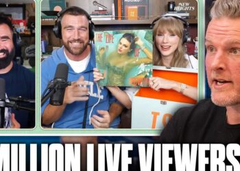 Descubre la sorprendente historia de amor entre dos figuras públicas antes de su gran aparición en 'New Heights' en una imagen de podcast con micrófonos, portada de álbum y reacciones en vivo.