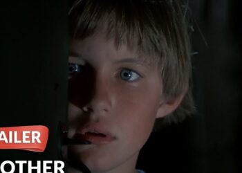 Niño asomándose por una puerta en penumbra con mirada sorprendida; La estrella de Bridgerton protagonizará una emocionante serie de época basada en un best seller que no querrás perderte