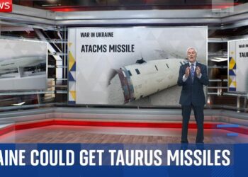 Presentador en plató de noticias junto a pantallas que muestran misiles y mapas; Hoy se produce un sorprendente cambio en el programa: descubre quiénes son los nuevos rostros que reemplazan a Savannah Guthrie y Craig Melvin y la razón detrás de esta decisión impactante