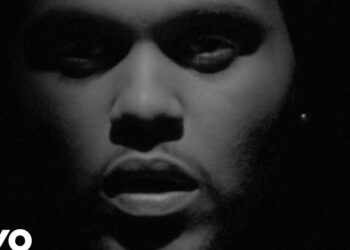 No puedo confirmar la identidad de la persona en la imagen; retrato en primer plano en blanco y negro con iluminación dramática, recurso visual para artículo sobre mansión en Bel-Air