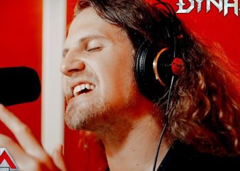 Cantante en estudio con auriculares y micrófono en primer plano; Transforma tu hogar en un acogedor paraíso navideño con estos secretos de The White Company