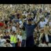 Golfista levantando los brazos en señal de triunfo ante una multitud entusiasta; ¿Cuánto dinero tiene Tiger Woods? Descubre su impresionante fortuna