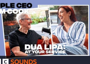 El sorprendente sueldo del CEO de Apple: ¿cuánto realmente gana? Portada tipo podcast con dos personas riendo, micrófono y logos de BBC Sounds y texto promocional.